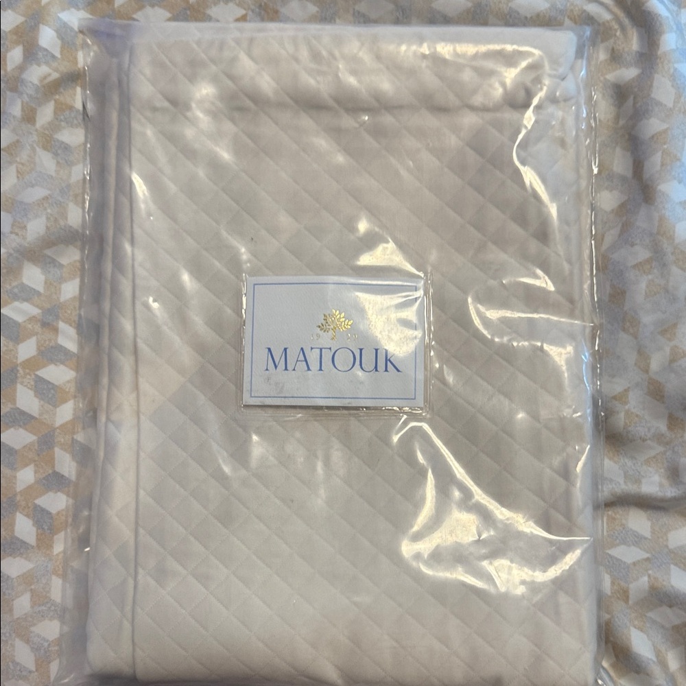 Matouk Elegant Cream Quilted 27 x 27 Sham 100% Soft Cotton Petra